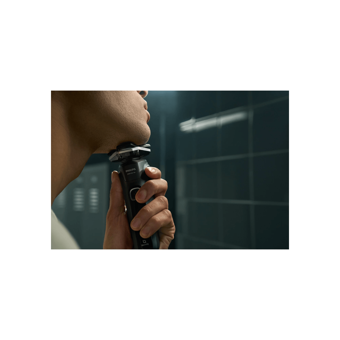 PHILIPS WET & DRY SHAVER - USB-A CHARGING WITH BEARD STYLER, CHARGING STAND & TRAVEL CASE